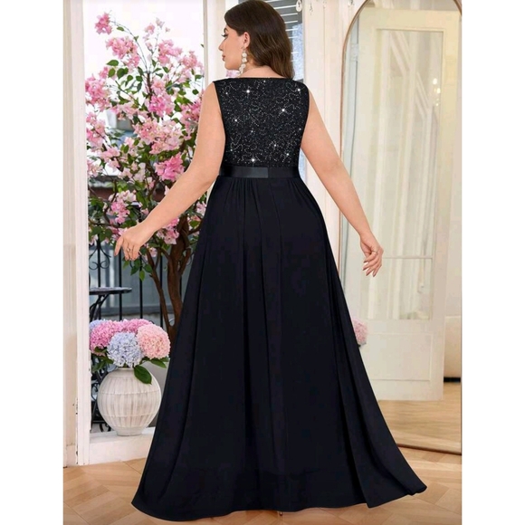 Elegant Black Evening Gown - Picture 2 of 3